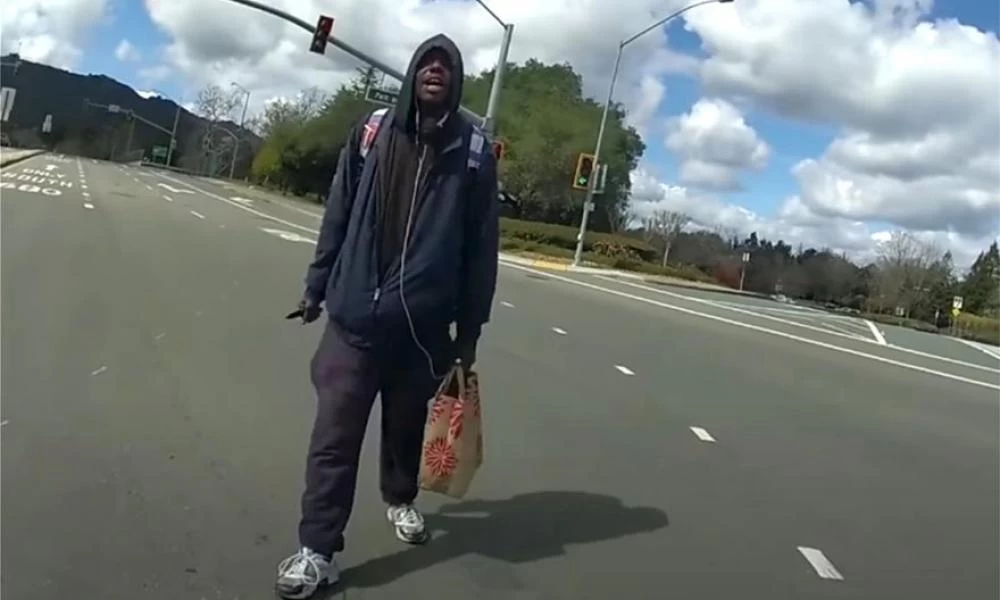 Αστυνομικός στην Καλιφόρνια πυροβολεί και σκοτώνει άνδρα με μαχαίρι